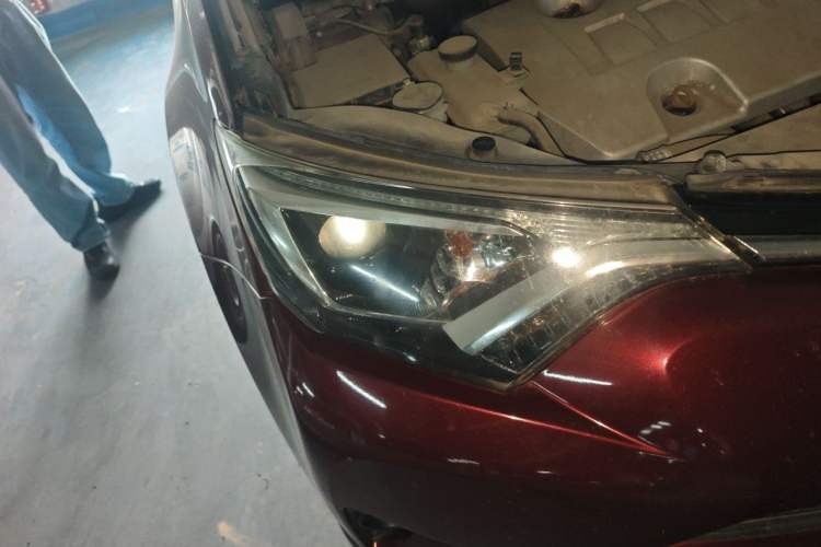 Used Toyota RAV4 2018 2.0L CVT Two-Wheel Drive Fashion X Edition Right Front Headlight