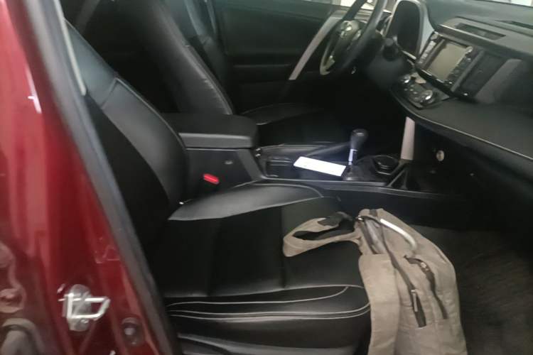 Used Toyota RAV4 2018 2.0L CVT Two-Wheel Drive Fashion X Edition Right Front Seat