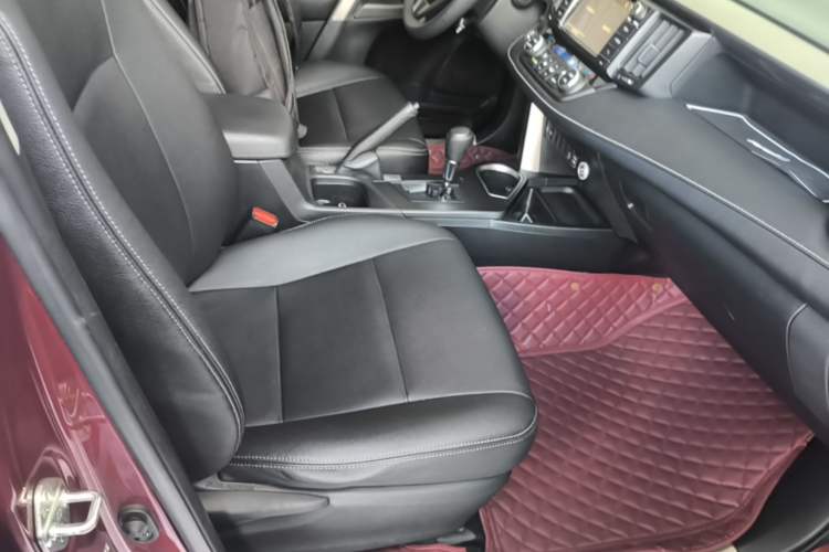 Used Toyota RAV4 2018 2.0L CVT Two-Wheel Drive Fashion X Edition Right Front Seat