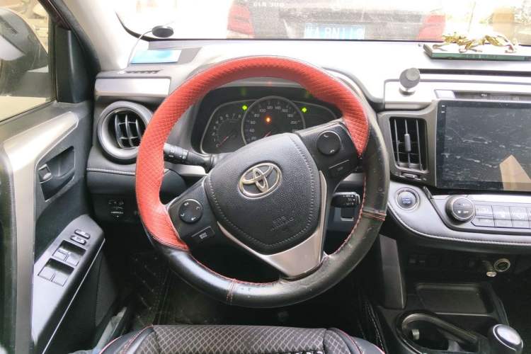 Used Toyota RAV4 2018 2.0L CVT Two-Wheel Drive Fashion X Edition Steering Wheel