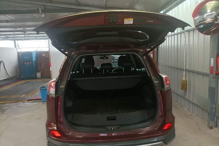 Used Toyota RAV4 2018 2.0L CVT Two-Wheel Drive Fashion X Edition Trunk