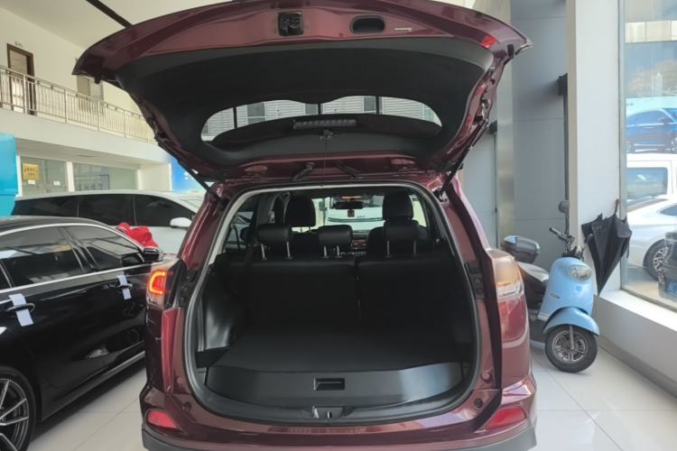 Used Toyota RAV4 2018 2.0L CVT Two-Wheel Drive Fashion X Edition Trunk