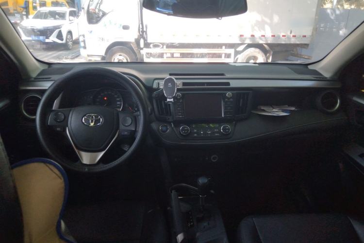 Used Toyota RAV4 2018 2.0L CVT Two-Wheel Drive Fashion X Edition Center Console