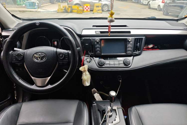 Used Toyota RAV4 2018 2.5L Automatic 4x4 Elite i Edition Center Console