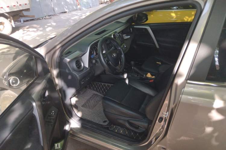 Used Toyota RAV4 2018 2.0L CVT Two-Wheel Drive Fashion X Edition Driver Seat