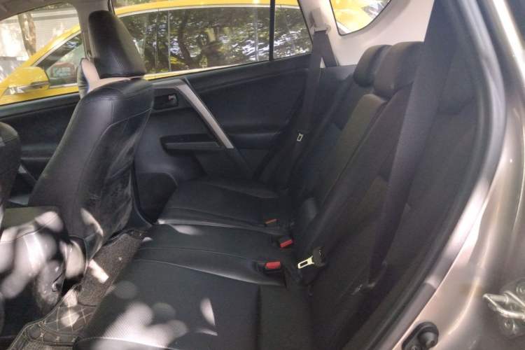 Used Toyota RAV4 2018 2.0L CVT Two-Wheel Drive Fashion X Edition Left Rear Seat