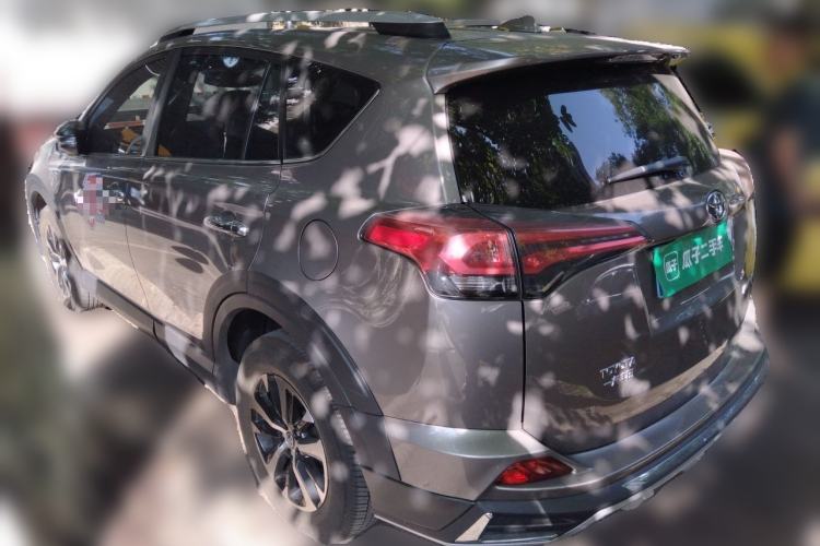 Used Toyota RAV4 2018 2.0L CVT Two-Wheel Drive Fashion X Edition Rear Left 45 Deg
