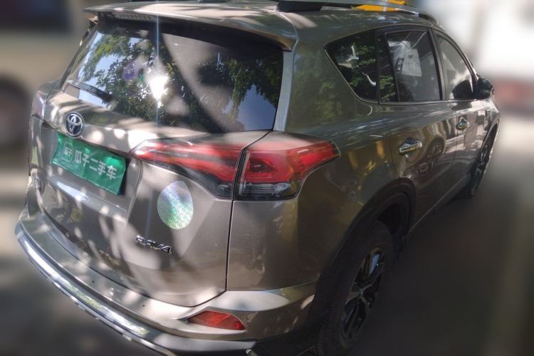 Used Toyota RAV4 2018 2.0L CVT Two-Wheel Drive Fashion X Edition Rear Right 45 Deg