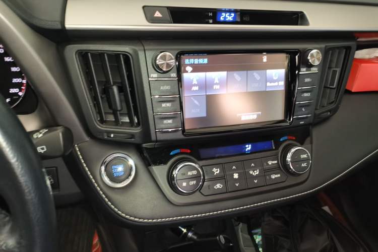 Used Toyota RAV4 2018 2.5L Automatic 4x4 Elite i Edition Audio And AC Panel