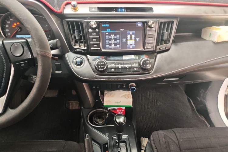 Used Toyota RAV4 2018 2.0L CVT Two-Wheel Drive Fashion X Edition Audio And AC Panel