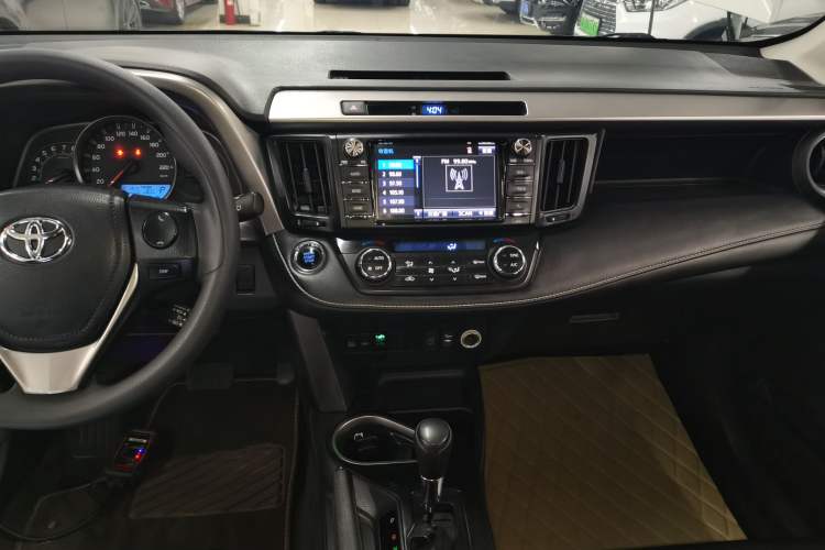Used Toyota RAV4 2018 2.0L CVT Two-Wheel Drive Fashion X Edition Audio And AC Panel