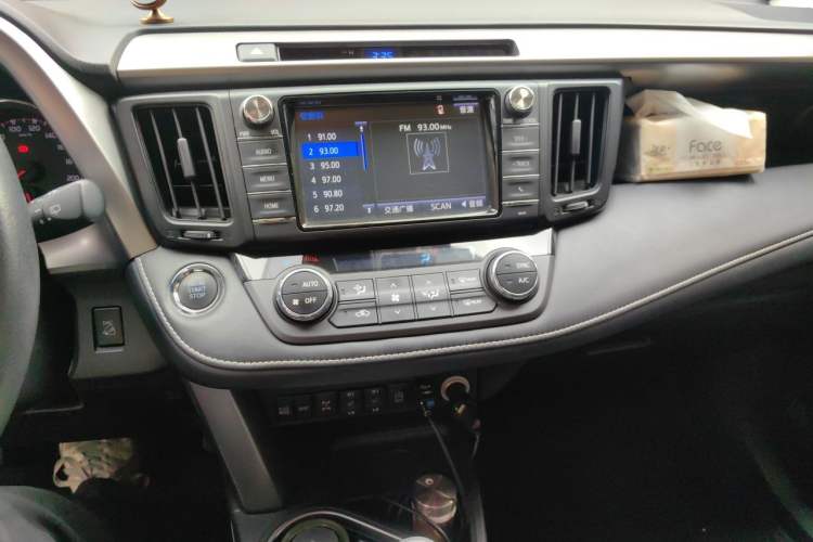 Used Toyota RAV4 2018 2.5L Automatic 4x4 Elite i Edition Audio And AC Panel