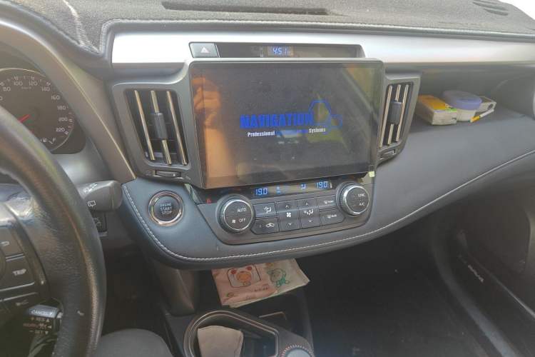 Used Toyota RAV4 2018 2.5L Automatic 4x4 Elite i Edition Audio And AC Panel