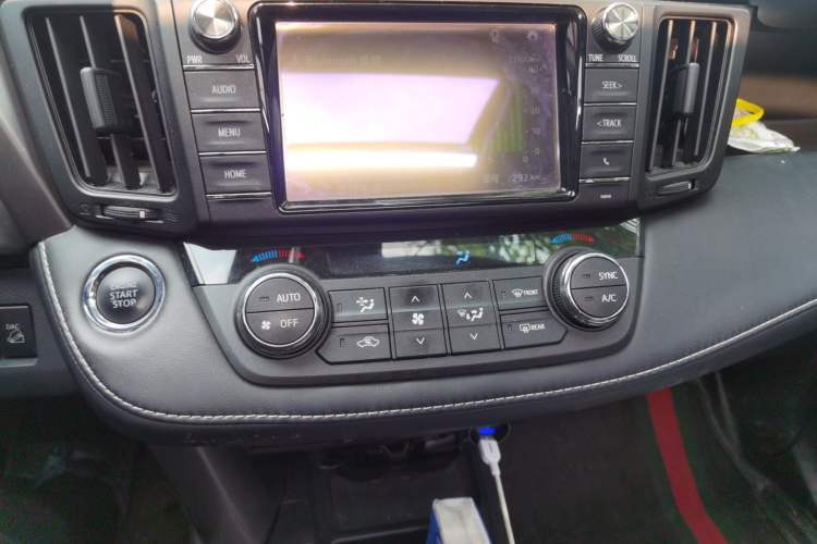 Used Toyota RAV4 2018 2.5L Automatic 4x4 Elite i Edition Audio And AC Panel