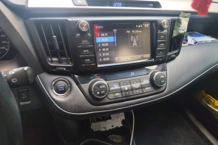 Used Toyota RAV4 2018 2.5L Automatic 4x4 Elite i Edition Audio And AC Panel