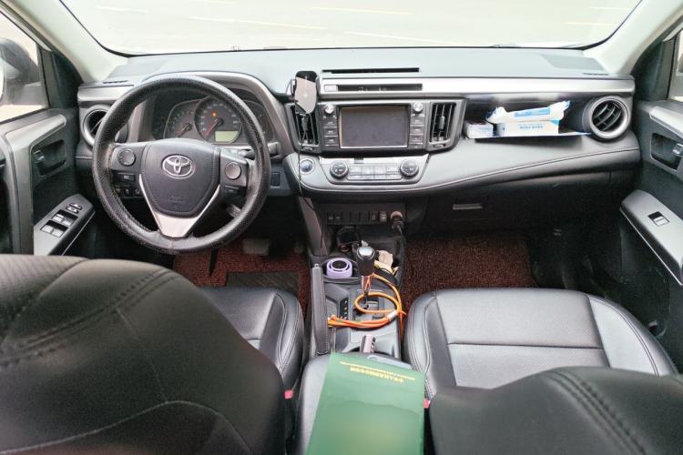Used Toyota RAV4 2018 2.0L CVT Two-Wheel Drive Fashion X Edition Center Console