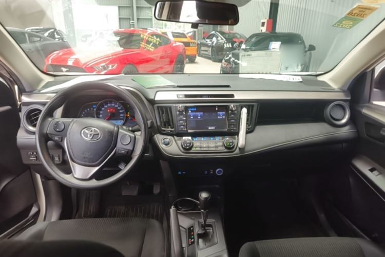 Used Toyota RAV4 2018 2.0L CVT Two-Wheel Drive Fashion X Edition Center Console