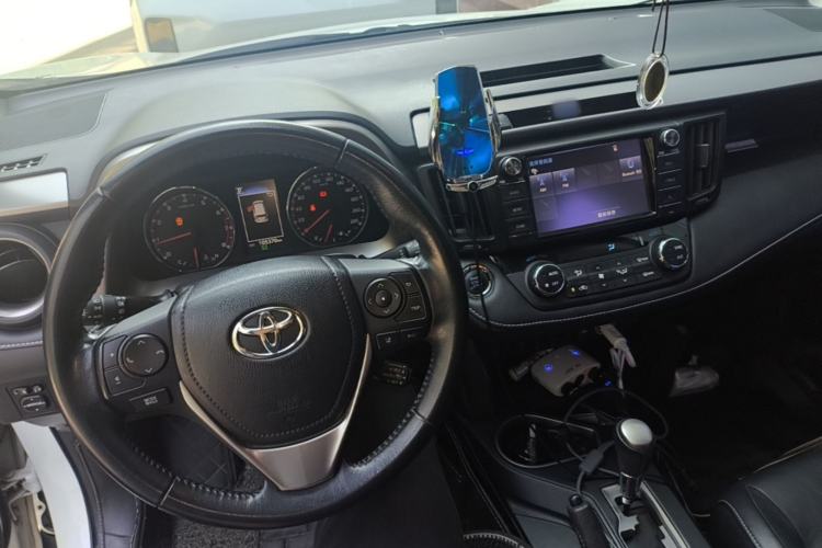 Used Toyota RAV4 2018 2.5L Automatic 4x4 Elite i Edition Center Console