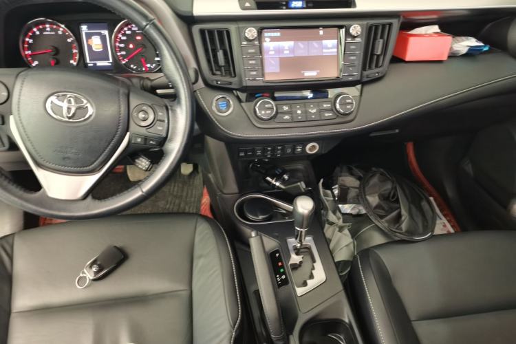 Used Toyota RAV4 2018 2.5L Automatic 4x4 Elite i Edition Center Console