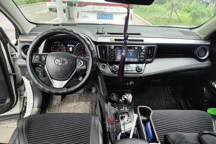 Used Toyota RAV4 2018 2.0L CVT Two-Wheel Drive Fashion X Edition Center Console
