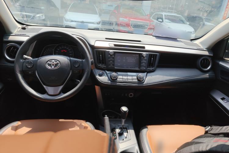 Used Toyota RAV4 2018 2.0L CVT Two-Wheel Drive Fashion X Edition Center Console