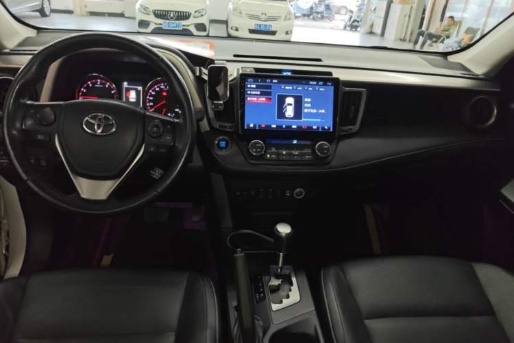 Used Toyota RAV4 2018 2.5L Automatic 4x4 Elite i Edition Center Console
