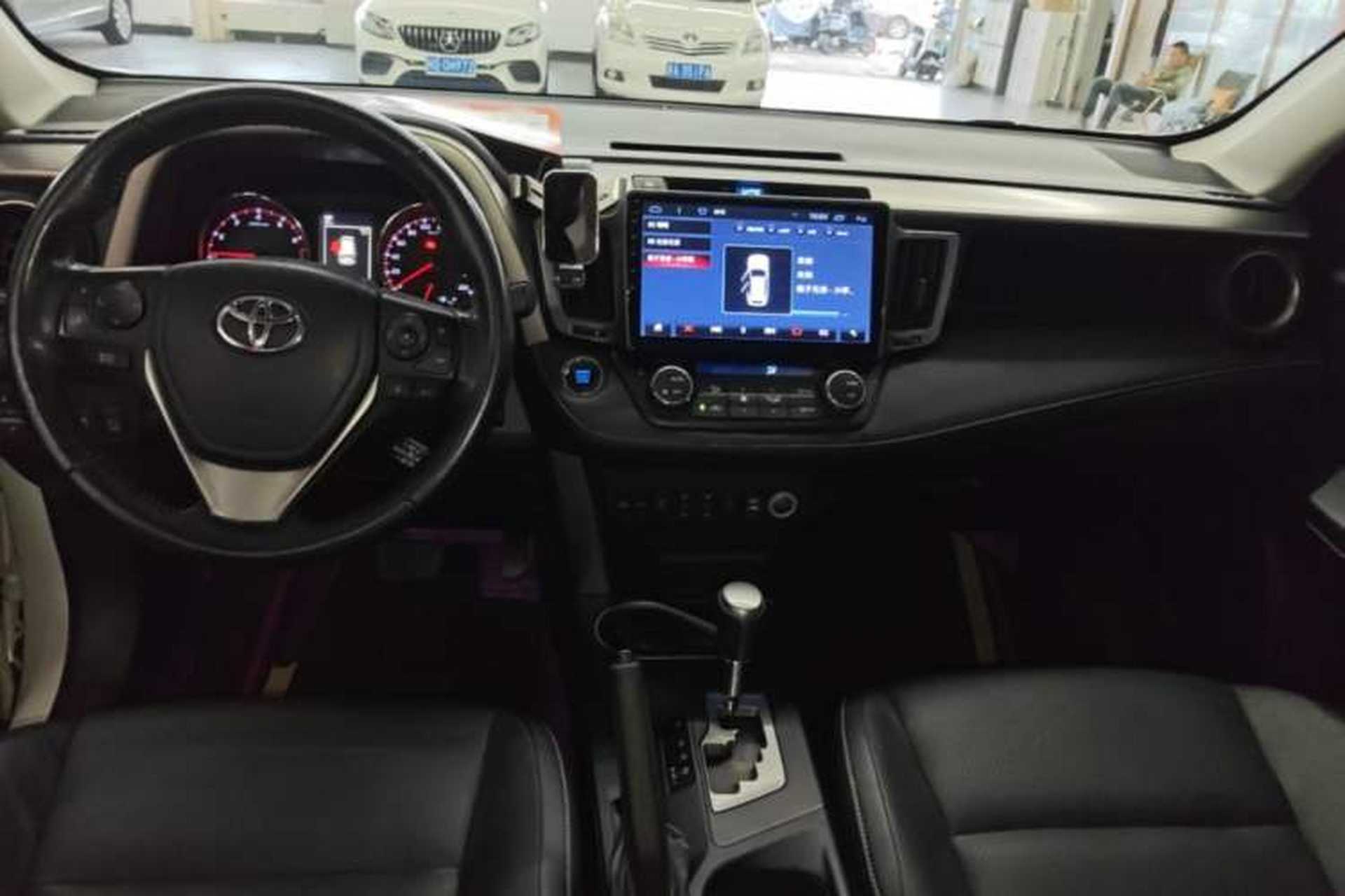 Used Toyota RAV4 2018 2.5L Automatic 4x4 Elite i Edition Center Console