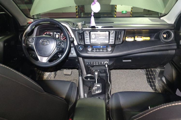 Used Toyota RAV4 2018 2.5L Automatic 4x4 Elite i Edition Center Console