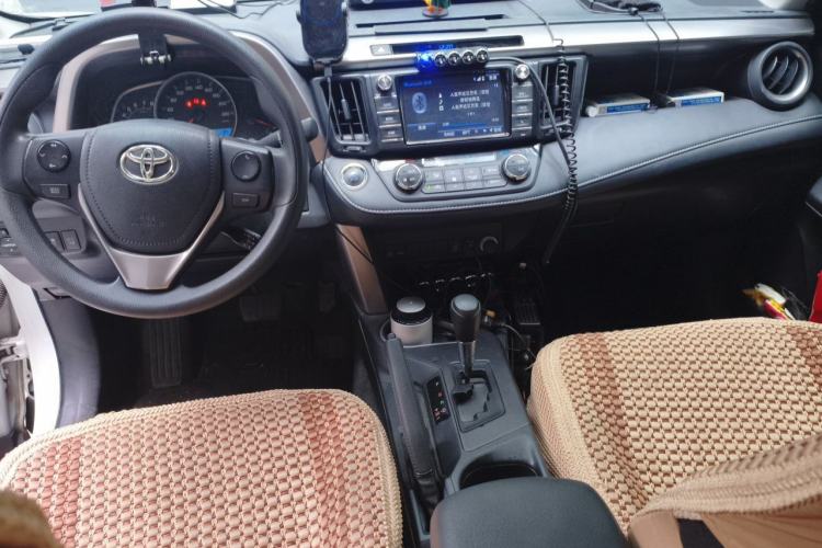 Used Toyota RAV4 2018 2.0L CVT Two-Wheel Drive Fashion X Edition Center Console