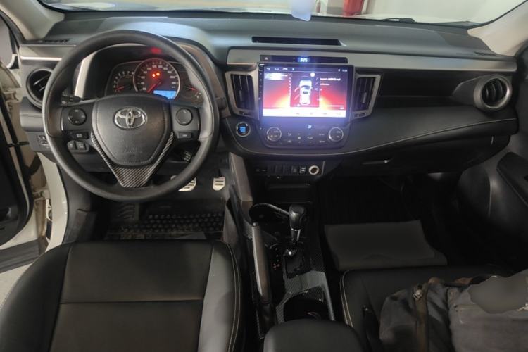 Used Toyota RAV4 2018 2.0L CVT Two-Wheel Drive Fashion X Edition Center Console