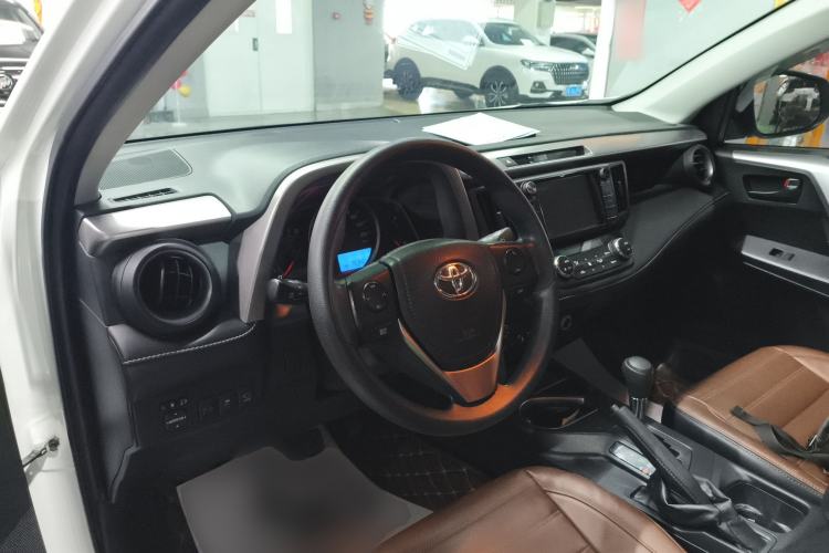Used Toyota RAV4 2018 2.0L CVT Two-Wheel Drive Fashion X Edition Center Console