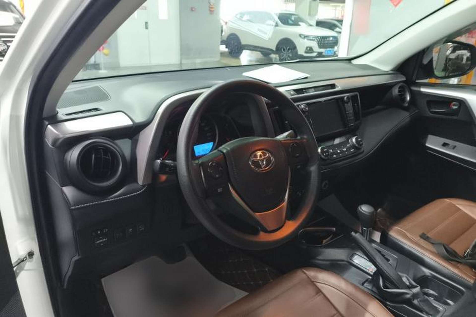 Used Toyota RAV4 2018 2.0L CVT Two-Wheel Drive Fashion X Edition Center Console