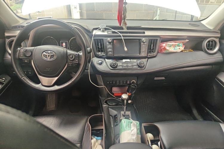 Used Toyota RAV4 2018 2.5L Automatic 4x4 Elite i Edition Center Console