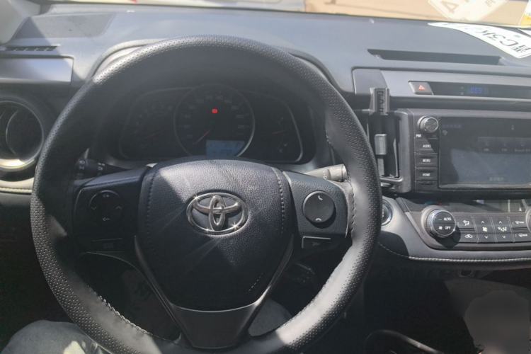 Used Toyota RAV4 2018 2.0L CVT Two-Wheel Drive Fashion X Edition Center Console