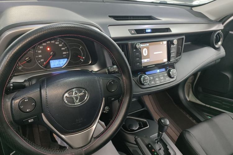 Used Toyota RAV4 2018 2.0L CVT Two-Wheel Drive Fashion X Edition Center Console