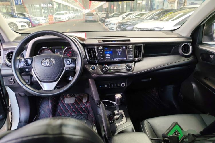 Used Toyota RAV4 2018 2.5L Automatic 4x4 Elite i Edition Center Console