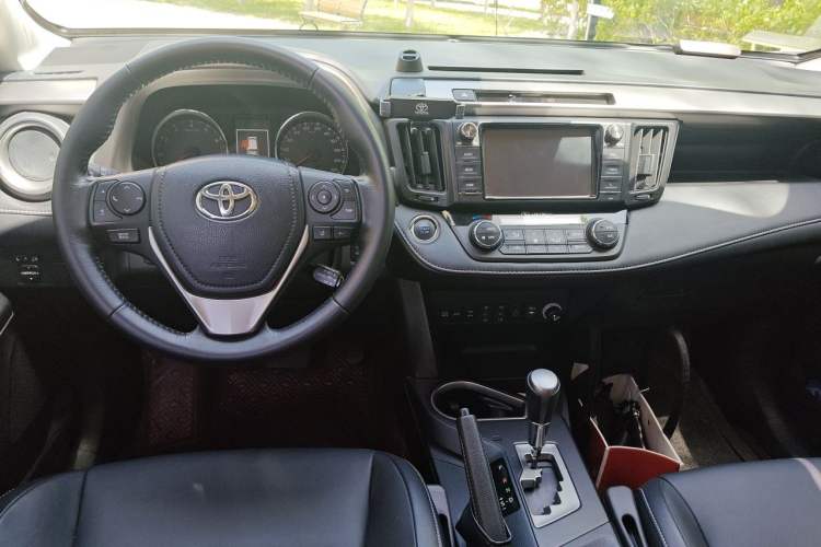 Used Toyota RAV4 2018 2.5L Automatic 4x4 Elite i Edition Center Console