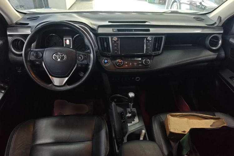 Used Toyota RAV4 2018 2.5L Automatic 4x4 Elite i Edition Center Console