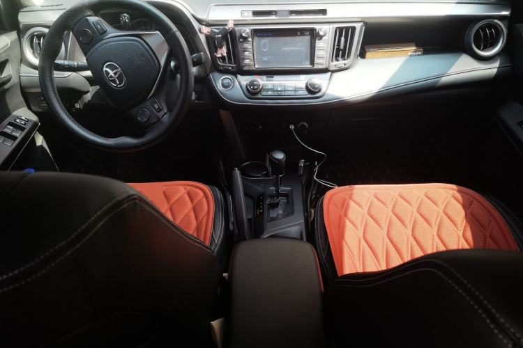 Used Toyota RAV4 2018 2.0L CVT Two-Wheel Drive Fashion X Edition Center Console