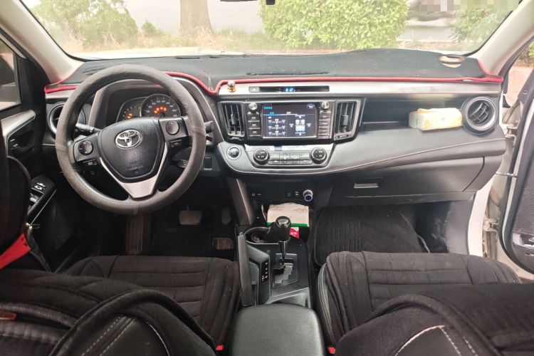 Used Toyota RAV4 2018 2.0L CVT Two-Wheel Drive Fashion X Edition Center Console