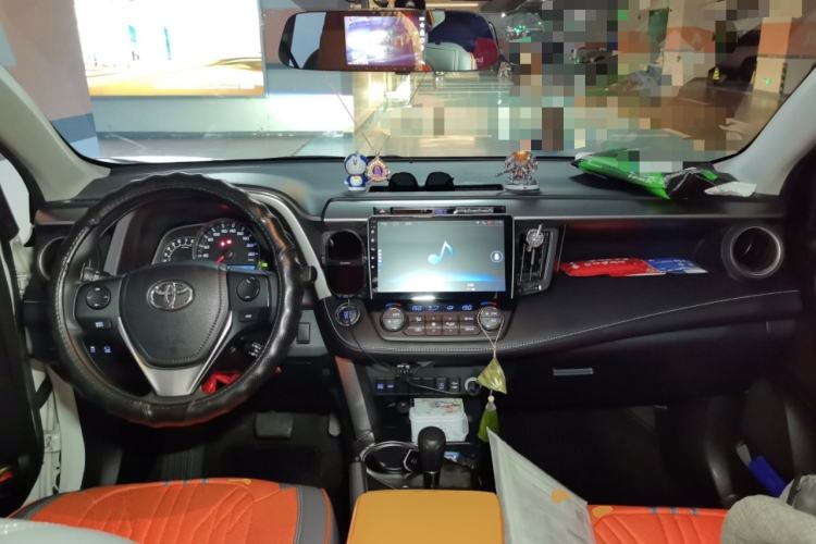 Used Toyota RAV4 2018 2.0L CVT Two-Wheel Drive Fashion X Edition Center Console