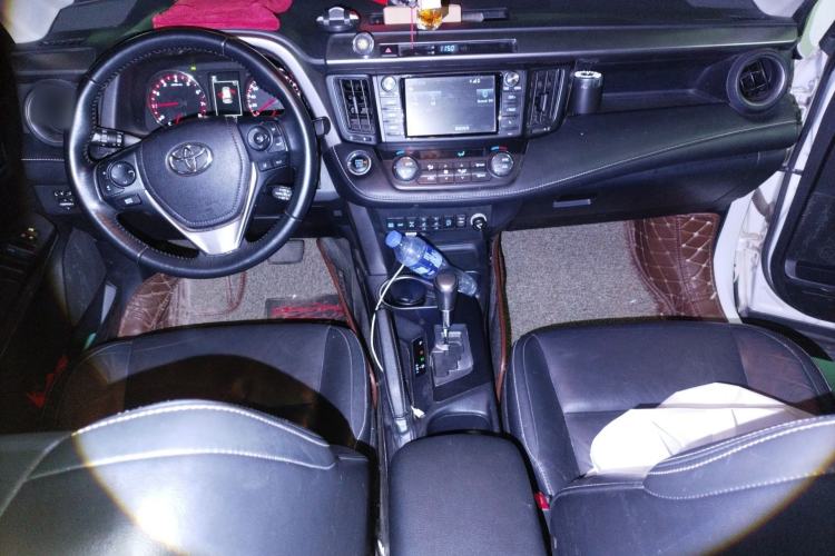 Used Toyota RAV4 2018 2.5L Automatic 4x4 Elite i Edition Center Console