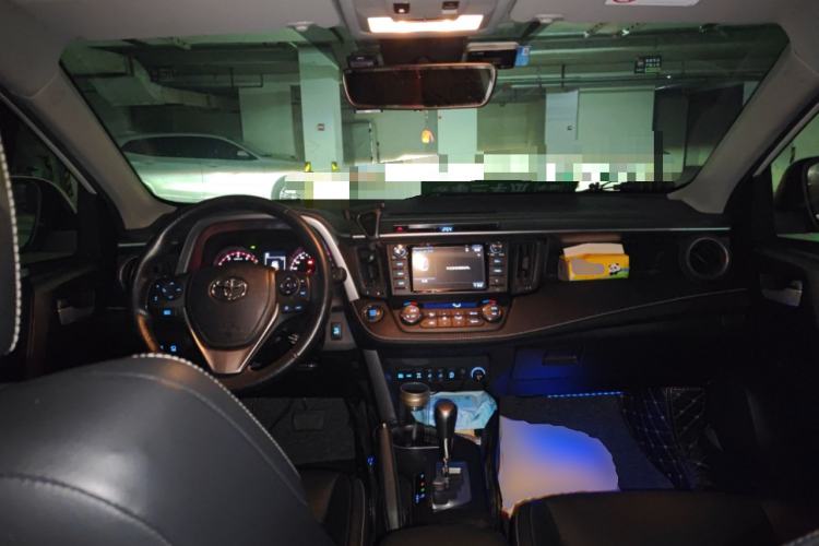 Used Toyota RAV4 2018 2.5L Automatic 4x4 Elite i Edition Center Console