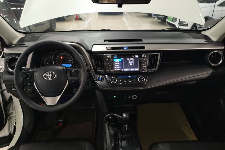 Used Toyota RAV4 2018 2.0L CVT Two-Wheel Drive Fashion X Edition Center Console