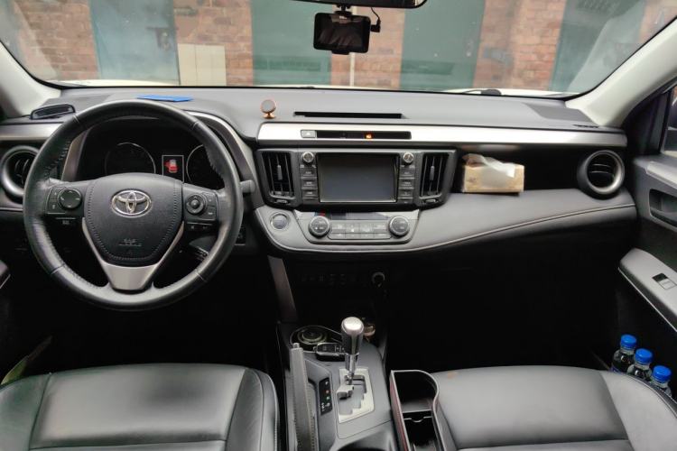 Used Toyota RAV4 2018 2.5L Automatic 4x4 Elite i Edition Center Console