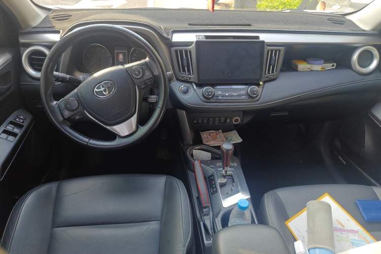Used Toyota RAV4 2018 2.5L Automatic 4x4 Elite i Edition Center Console