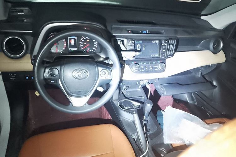 Used Toyota RAV4 2018 2.0L CVT Two-Wheel Drive Fashion X Edition Center Console