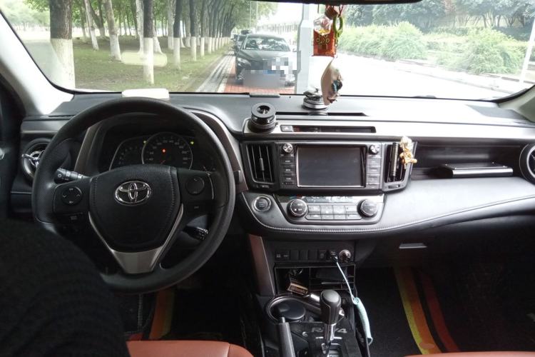 Used Toyota RAV4 2018 2.0L CVT Two-Wheel Drive Fashion X Edition Center Console