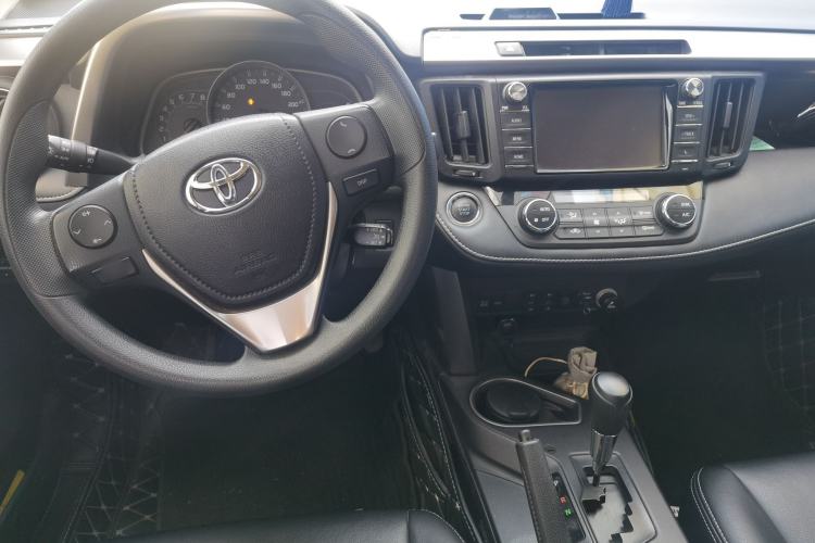 Used Toyota RAV4 2018 2.0L CVT Two-Wheel Drive Fashion X Edition Center Console