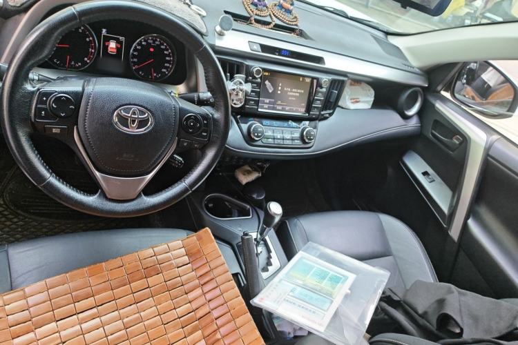 Used Toyota RAV4 2018 2.5L Automatic 4x4 Elite i Edition Center Console